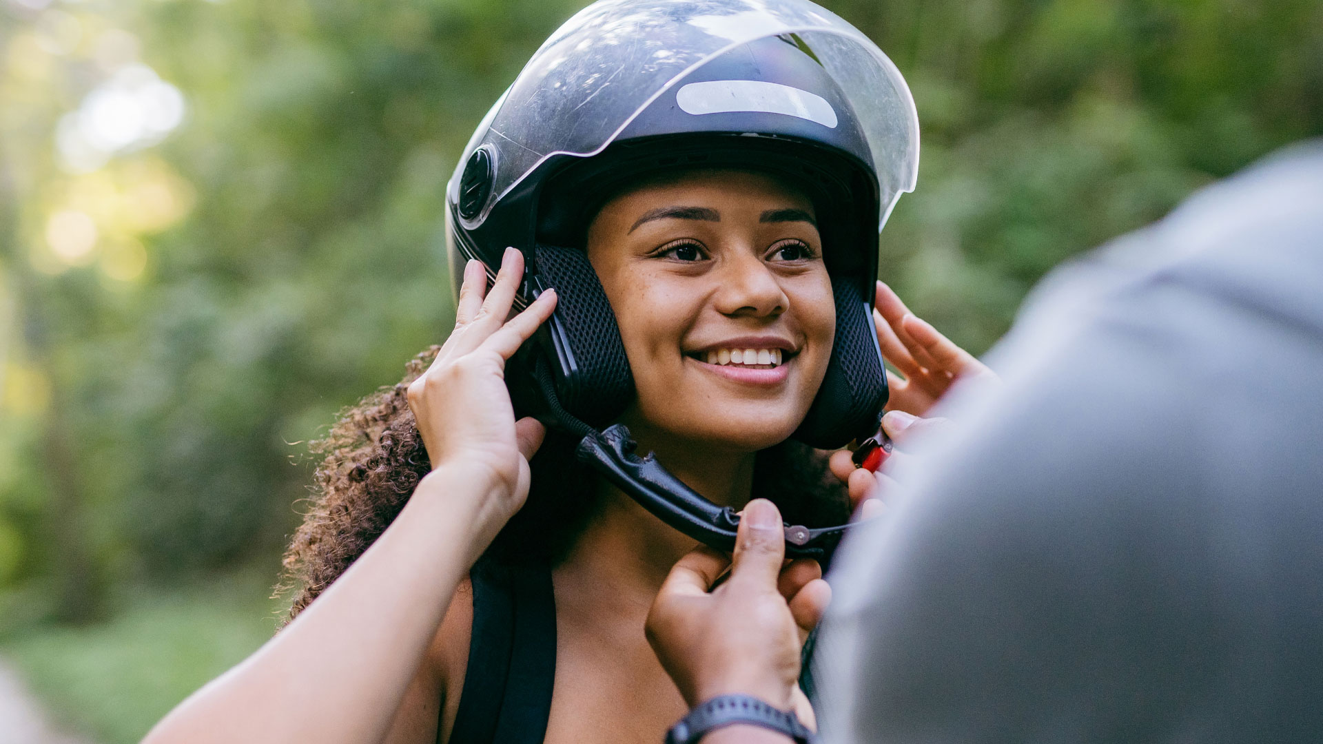 Jongere bezig met het afdoen van een helm